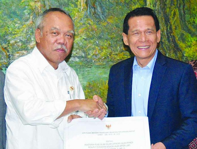 Menteri PU & PR Dr Ir Basoeki Hadimulyono menyerahkan Kepmen PU & PR No: 248/KPTS/M/2015 kepada Prof Dr Rizal Djalil, pimpinan BPK RI di kementerian PU